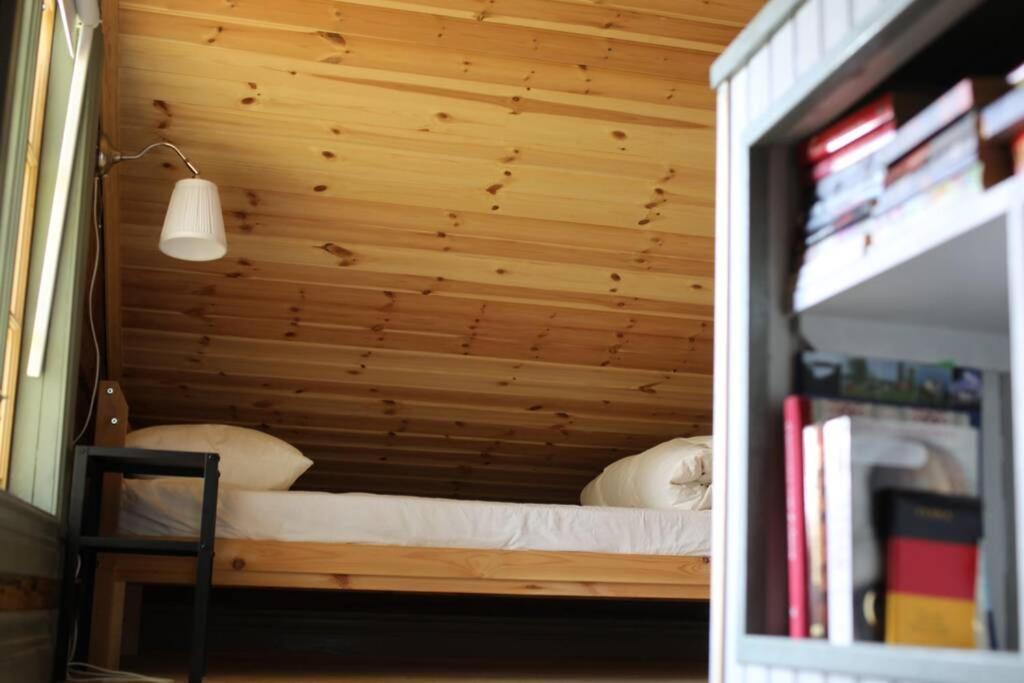 Sjoenaera Stuga Med Bat Och Bastu Ramkvilla Ngoại thất bức ảnh